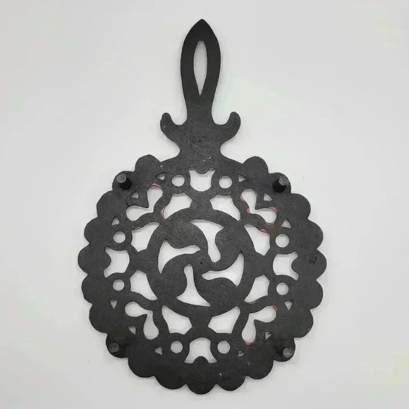 Vintage WILTON Cast Iron Painted Trivet W/ Feet Pot Holder Hot Plate Red Hearts - Picture 2 of 12